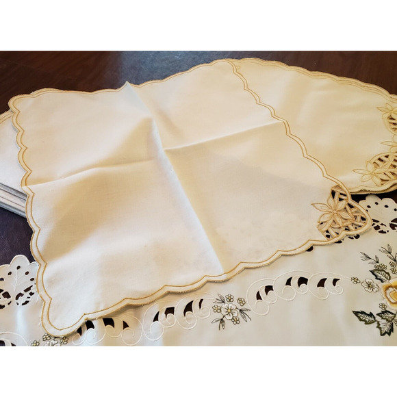 Lot 17: Embroidered Table Runner, Napkins, Placemats Beige - Picture 4 of 7